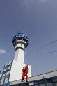 Hoehenretter bei der Uebung am Koeln Bonner Flughafen Tower P094